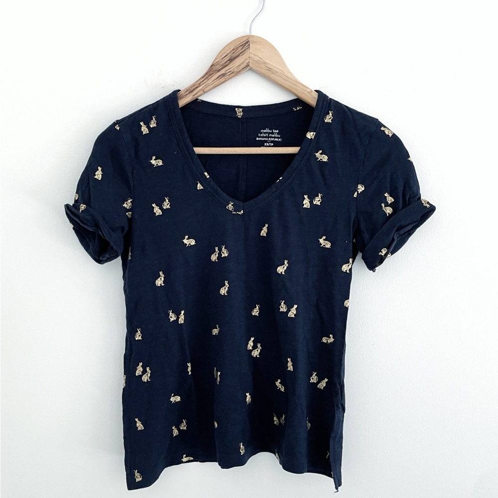 Banana Republic • Navy and gold rabbit print Malibu tee size XS short sleeve